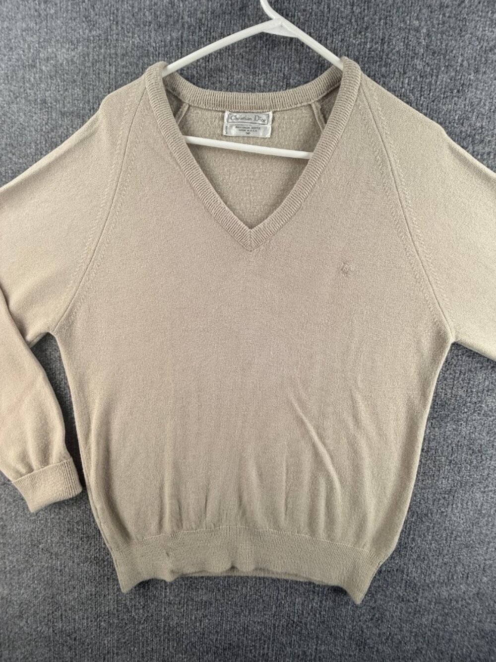 VTG Christian Dior USA Soft Medium V-Neck Mens Pullover Sweater Acrylic Beige